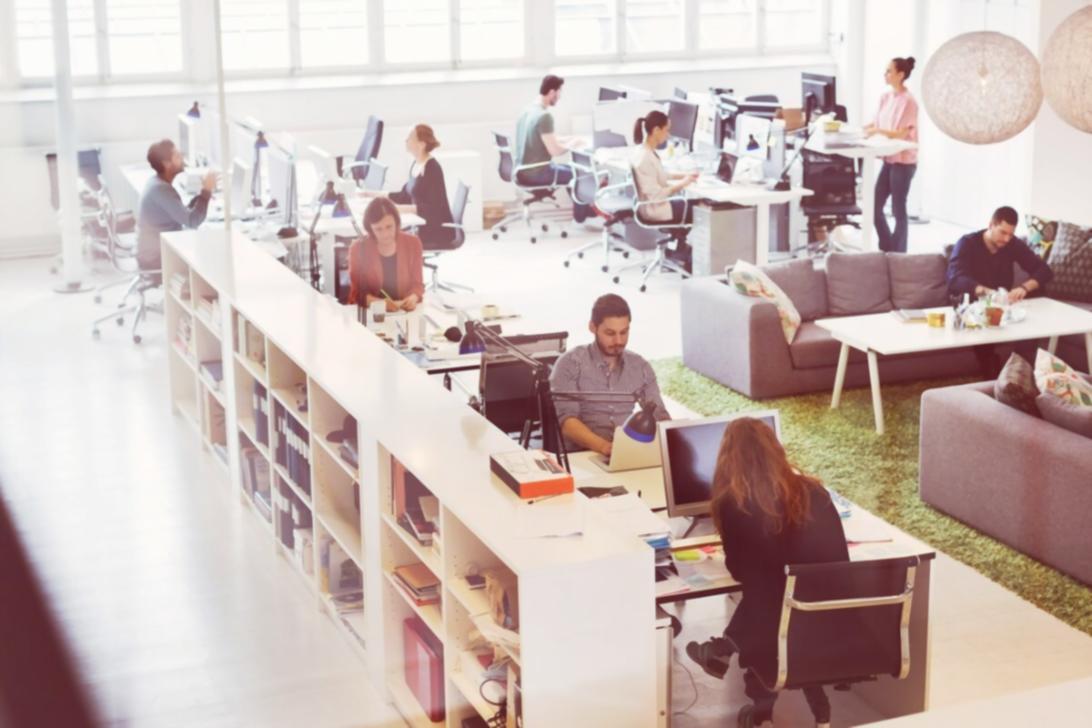 Σύγχρονος χώρος εκπαίδευσης με συμμετέχοντες να παρακολουθούν διαδραστικό webinar οικονομικής διαχείρισης