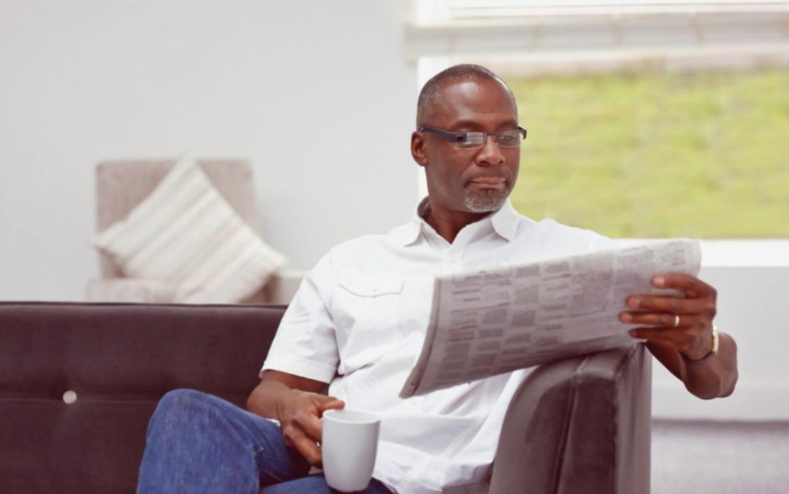 Διαδραστική συνεδρία εκπαίδευσης με συμμετέχοντες να εργάζονται σε πραγματικά οικονομικά σενάρια